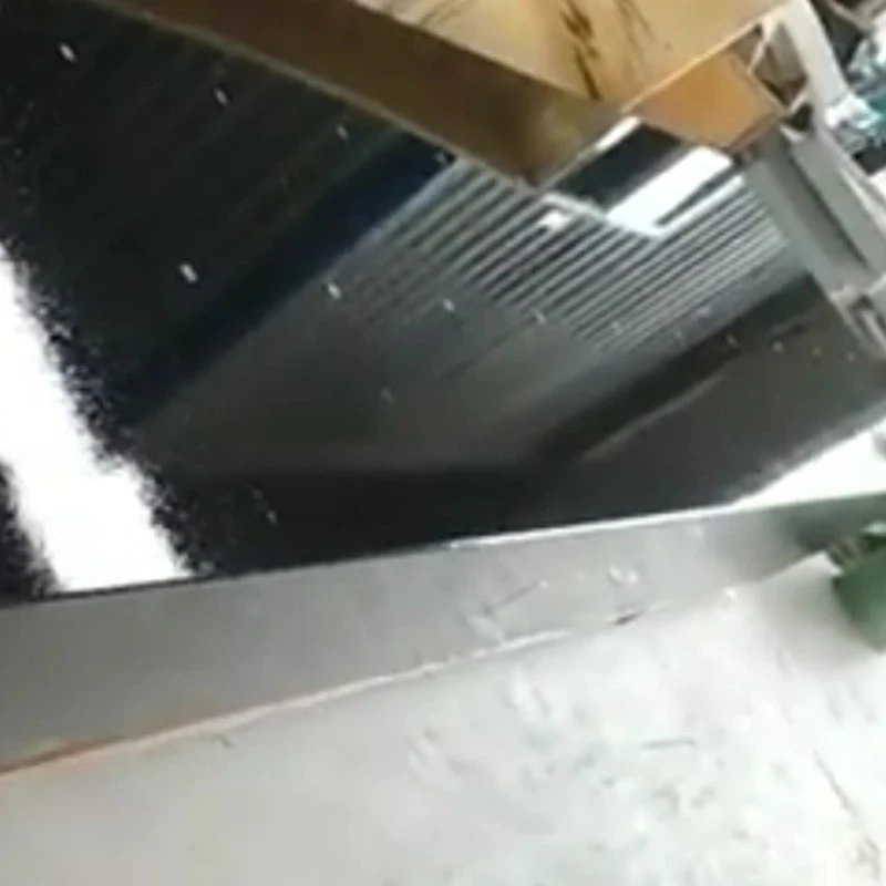 E 4 Meter laang an 0,5 Meter décke gedronk gëtt d’Granitplattforme verschéckt ginn