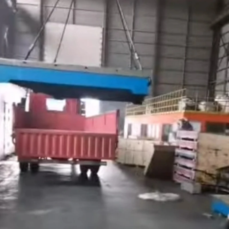 D’Goss Eisebunnplattform gëtt op d’Gefier gelueden fir d’Liwwerung gelueden