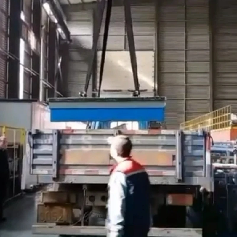 D’Goss Eisen Plattform gëtt op d’Gefier gelueden fir d’Liwwerung